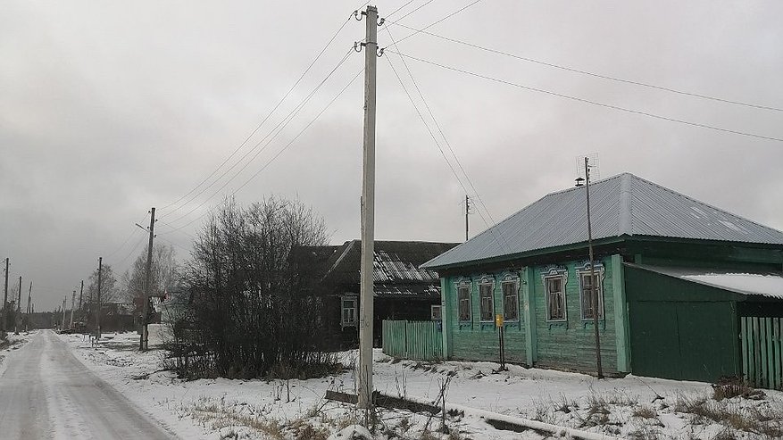 Главная картинка новости: В деревне Селивановского района большие проблемы с опорами ЛЭП
