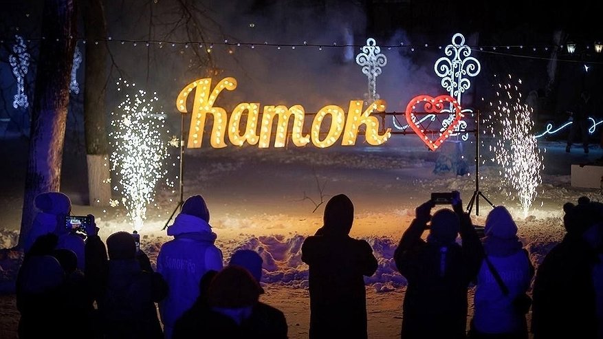 Главная картинка новости: Во Владимирской области вовсю заливают катки