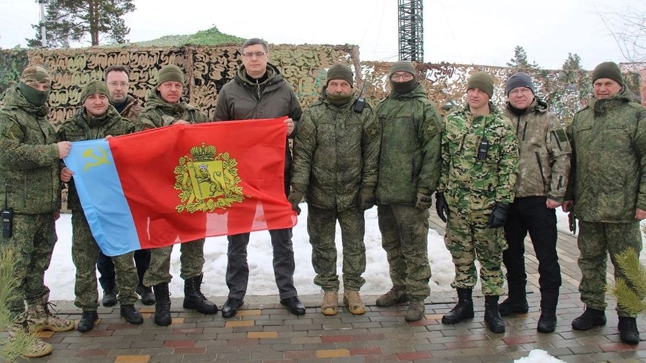 Главная картинка новости: Флаг Владимирской области прошёл с участником боевых действий путь от фронта до дома