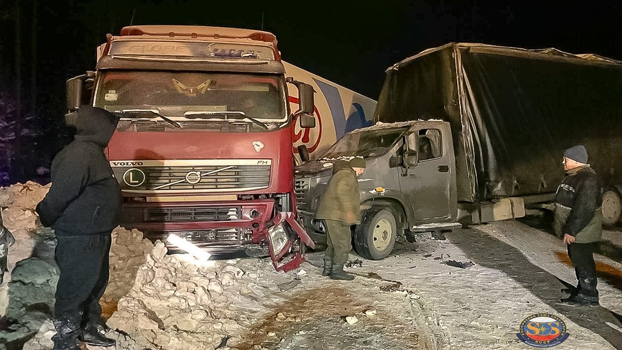 Главная картинка новости: На трассе М-7 в Камешковском районе в ДТП столкнулись три автомобиля