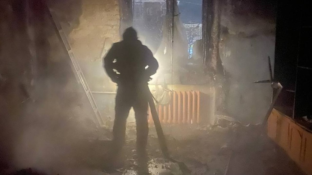 Главная картинка новости: Пожарным в Карабанове удалось остановить возгорание в квартире до перехода огня на крышу