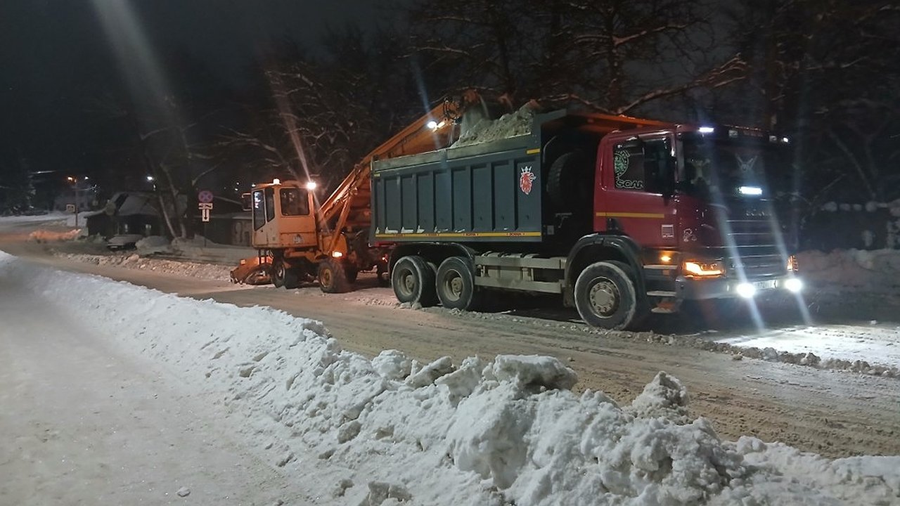 Главная картинка новости: С улиц Владимира за ночь вывезли более 10 100 кубометров снега