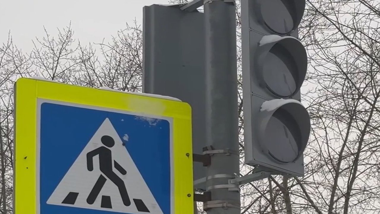 Главная картинка новости: Во Владимире на перекрёстке Рокадной и 2-го Почаевского проезда устанавливают новый светофор