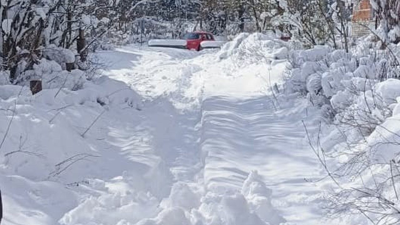 Главная картинка новости: В Киржачском районе дворы были непроходимо заснежены