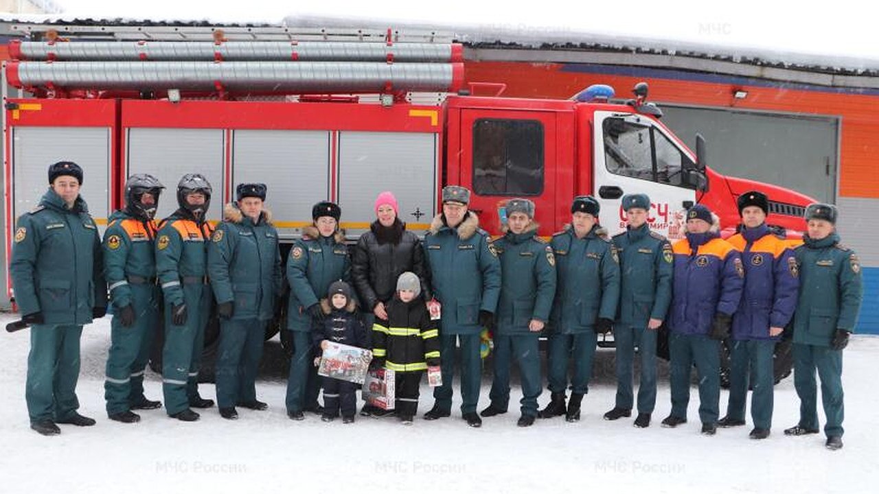 Главная картинка новости: Мечты маленьких владимирцев «побыть пожарным» сбылись
