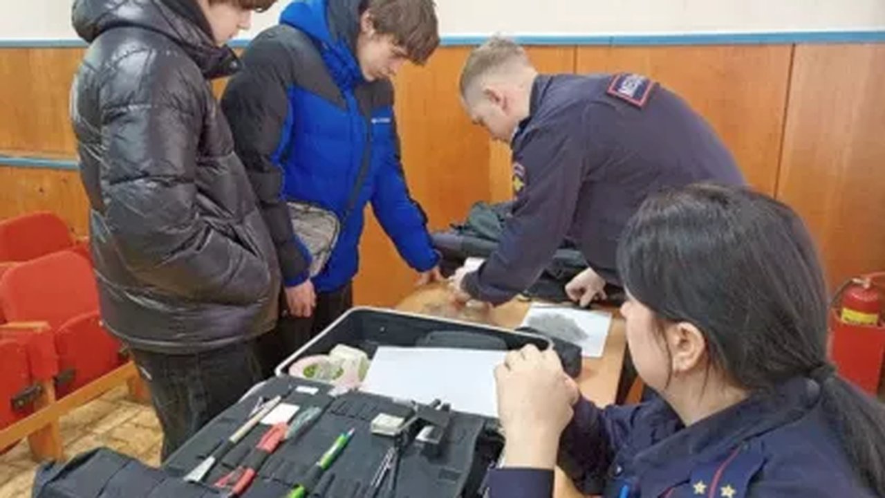 Главная картинка новости: Гусевских студентов познакомили с работой экспертно‑криминалистической службы