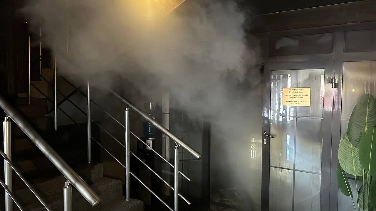 Главная картинка новости: В Кольчугине загорелась гостиница «Грин Гарден»