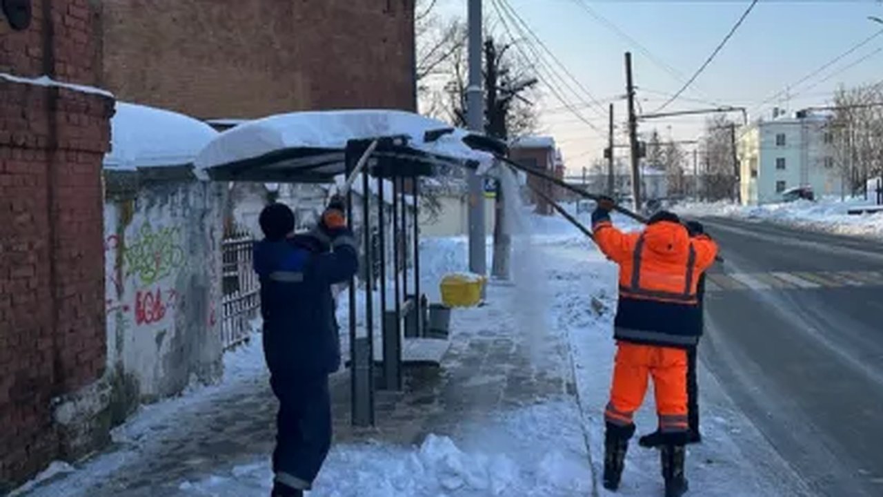 Главная картинка новости: Во Владимире продолжают ликвидировать последствия сильного снегопада