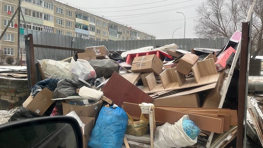 Главная картинка новости: Битая мебель, рамы, и не только: в Камешковском районе не убирали мусор
